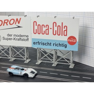 Werbetafel "COCA COLA erfrischt richtig"