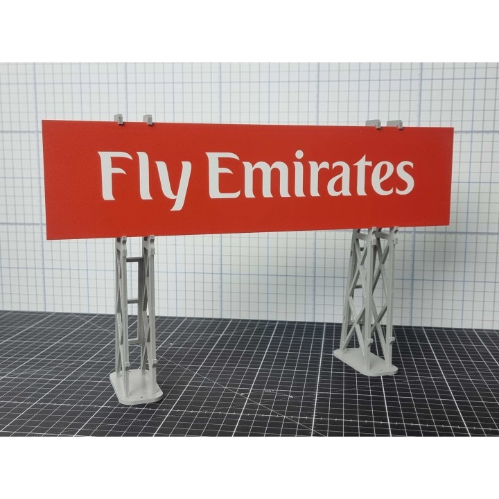 Werbetafel "FLY EMIRATES"